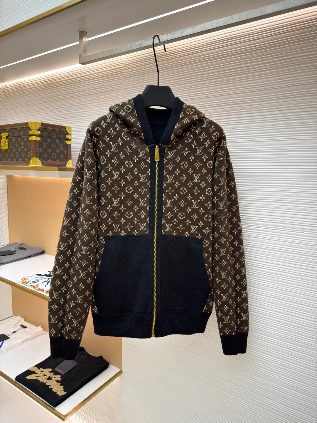 LOUIS VUITTON double-sided hooded full-print jacket ●Original version: purchased and developed by 29237 ●Item number: 1681682-C55 ●Fabric: sheep wool fabric ●Technology: knitted ●Color: black/brown ●Version: fitted version ●Weight: about 1165 grams ●Size: S-M-L-XL ●Description: This double-sided hooded jacket adopts Louis Vuitton's classic double-sided design process. One side is the brand's iconic presbyopic pattern, and the other side is a solid color design. The front of the jacket features a gold metal zipper with Louis Vuitton's branding on the zipper pull, and precision stitching on the edge of the zipper to ensure the durability and smoothness of the zipper. The brim and hem of the jacket are ribbed, which not only ensures wearing comfort, but also effectively prevents wind and warmth. The chest pocket design uses hidden sewing technology, and the edges of the pocket fit closely with the main fabric, which not only maintains the overall aesthetics, but also increases practicality. The lining of the jacket is also made of high-quality fabric, which perfectly matches the outer fabric to ensure comfort and breathability. The overall sewing process uses double stitching to ensure the durability and stability of the jacket. The overall wiring is straight and delicate, the fabric is comfortable and soft, and the color is consistent without color difference. It can be matched with the same style to create a fashionable look and control various occasions. Customized accessories, complete with three standards, same style for men and women!